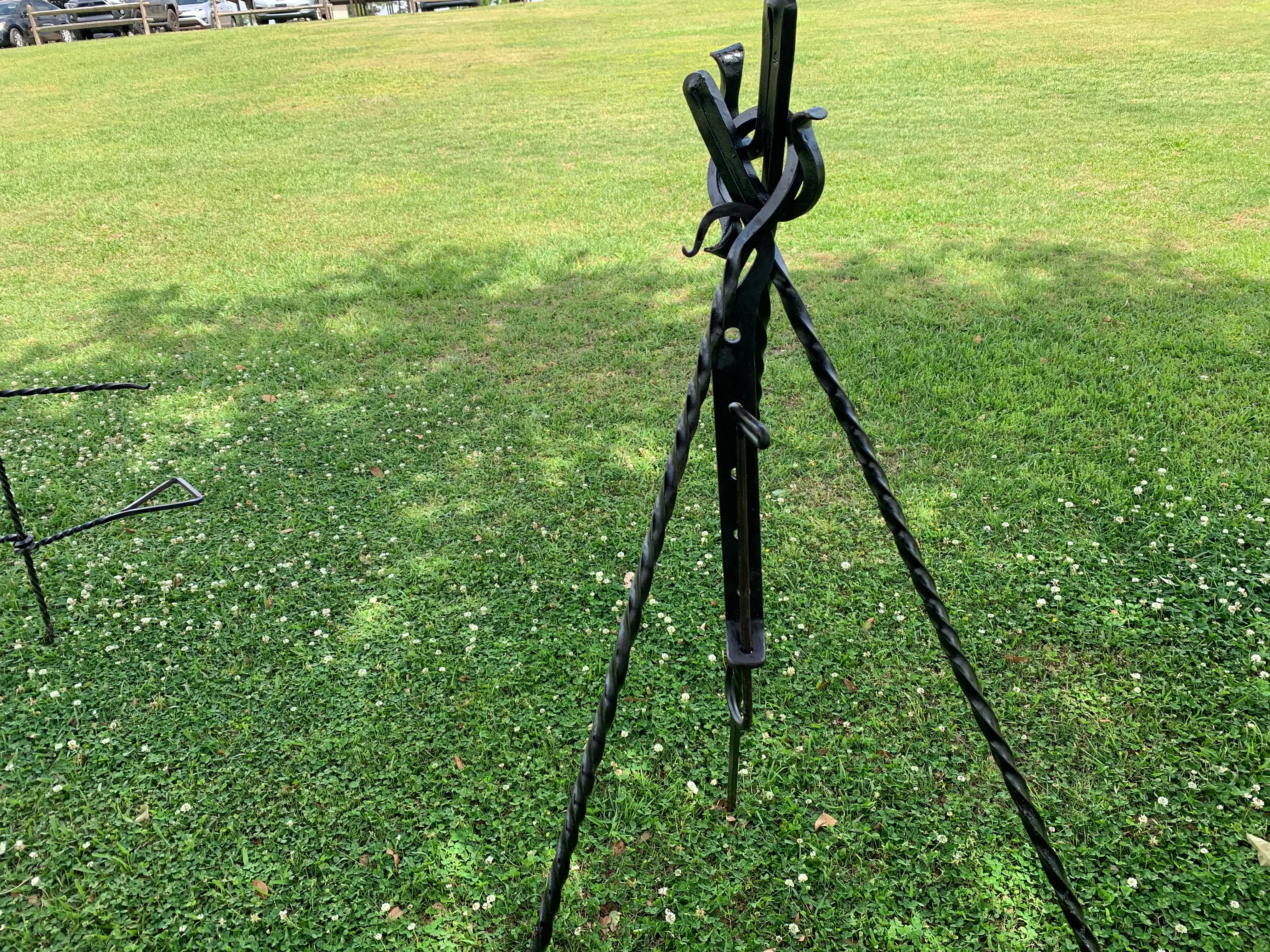 Twisted tripod with trammel hook