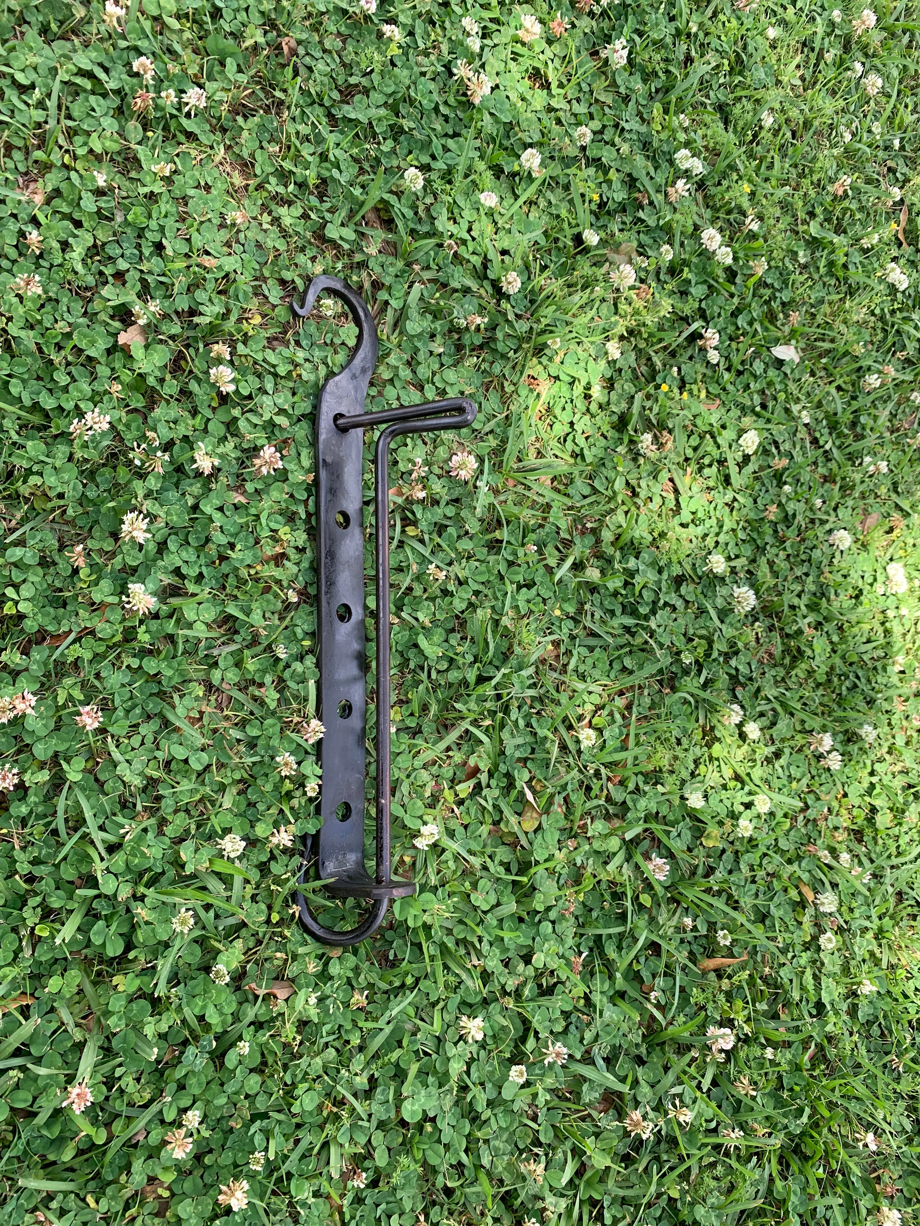 Twisted tripod with trammel hook