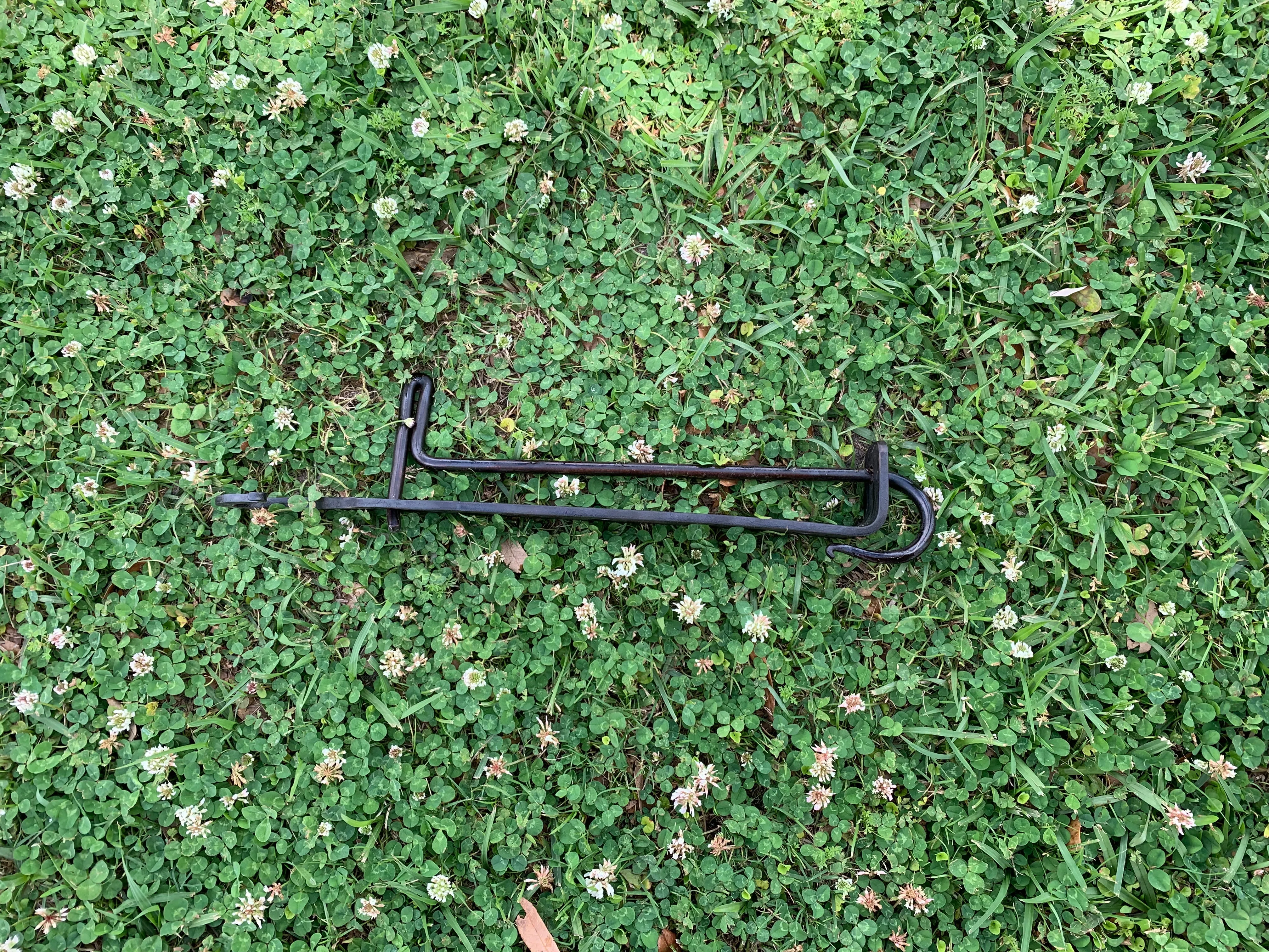 Twisted tripod with trammel hook